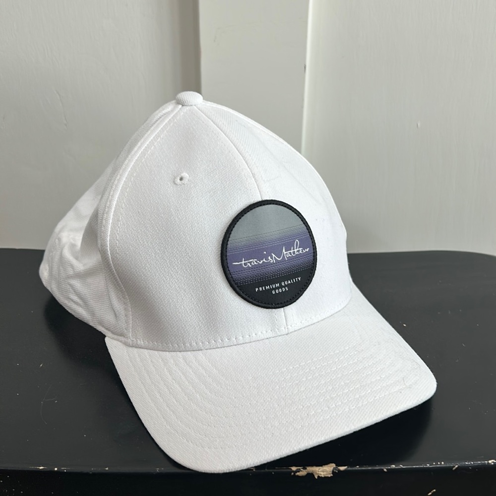 Travis Mathew - fitted White Hat - L-XL